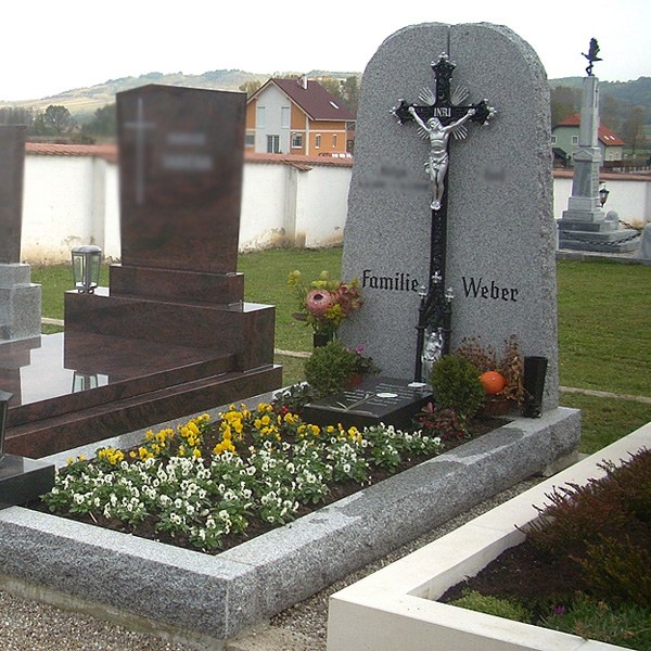 Zechmeister - Granitgrab mit gesprengten Kanten für Gußkreuz - Ziersdorf