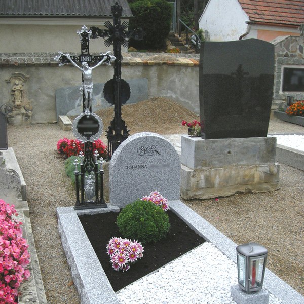 Zechmeister - Kreatives Grab mit Gußeisenkreuz - Maissau