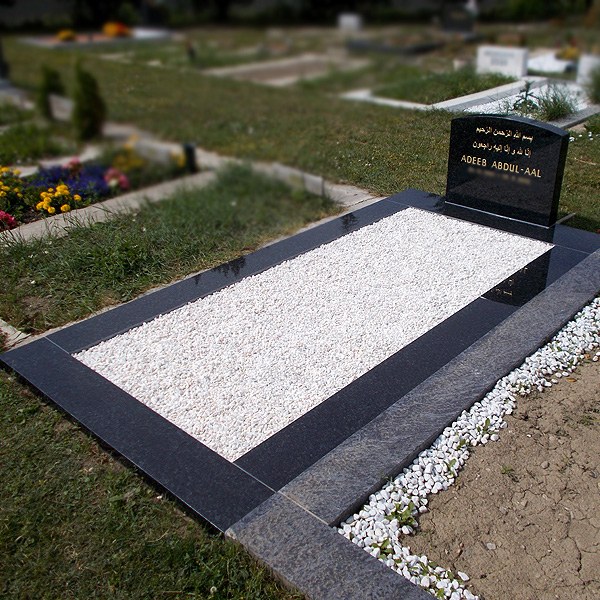 Zechmeister - Familiengrab mit Inschrift in zwei Sprachen - Islamischer Friedhof Wien