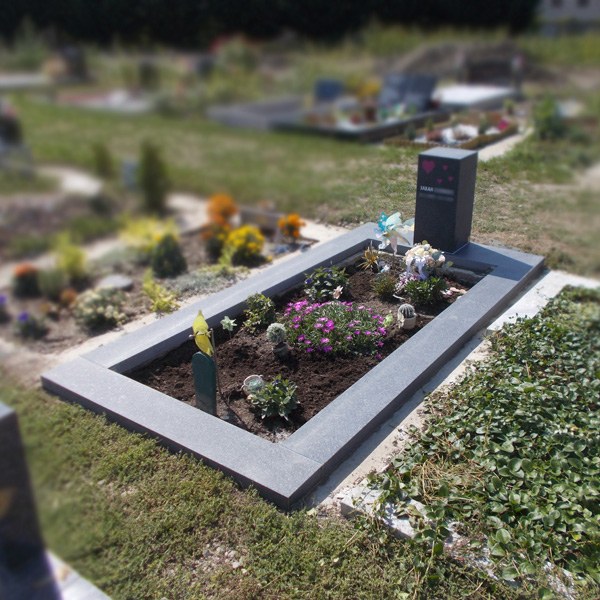 Zechmeister - Grabsteinstele mit pinken Herzen - Wien Islamischer Friedhof