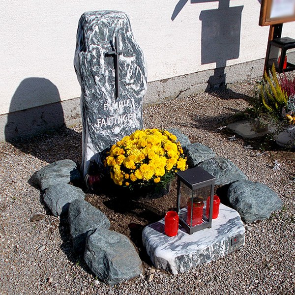 Zechmeister - Felsen Urnengrab mit Findlingen als Einfassung und Bronzekreuz - Großweikersdorf