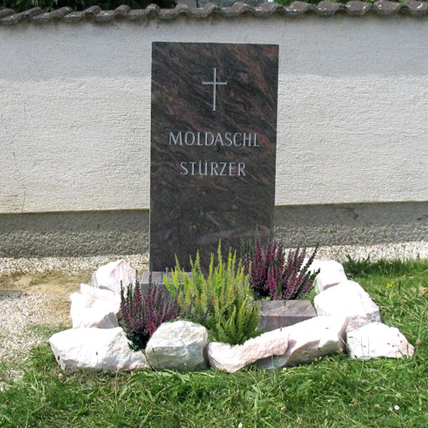 Zechmeister - Urnengrabstein aus Granit mit Ketteneinfassung aus Marmor - Großweikersdorf