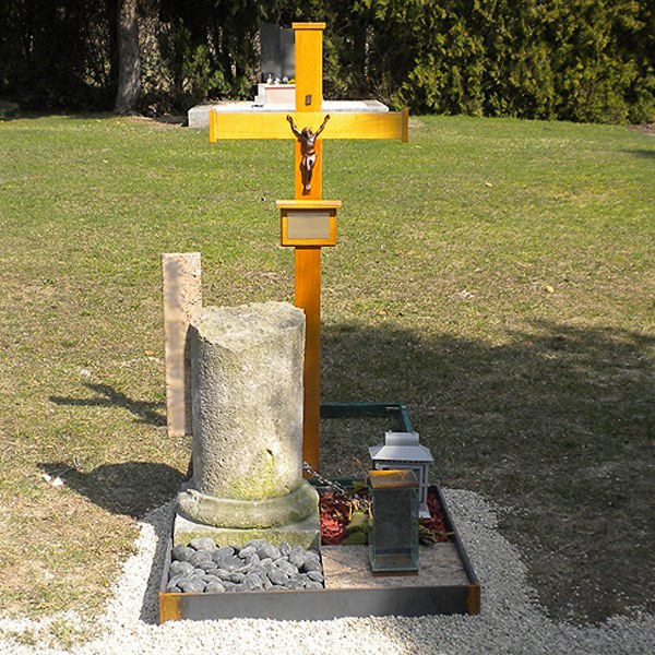Zechmeister - Urnengrab mit antiker Säule und Eiseneinfassung und Laterne in Edelrost - Wolkersdorf - Weinviertel