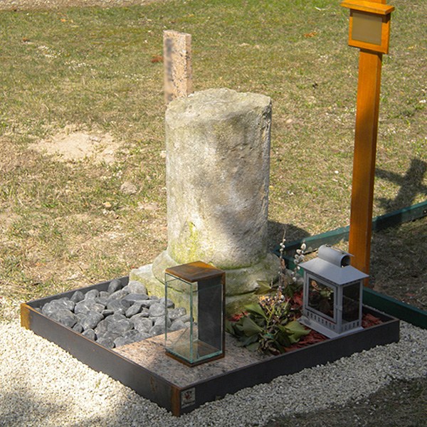 Zechmeister - Urnengrab mit antiker Säule und Eiseneinfassung und Laterne in Edelrost - Wolkersdorf - Weinviertel