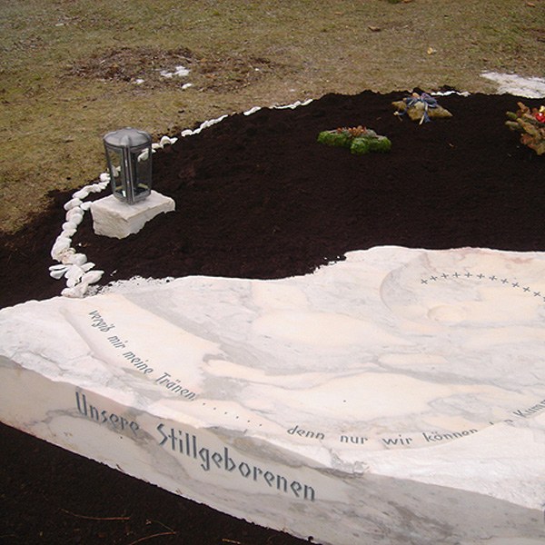 Zechmeister - Individuelle Grabsteine - Urnengrab für Stillgeborene - Hollabrunn