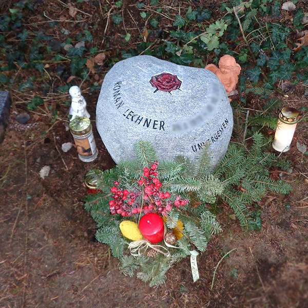 Zechmeister - Urnen Grabstein mit gravierter roter Rose - Hollabrunn