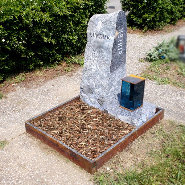 Zechmeister - Urnengrab aus bläulichem Granit mit Einfassung und Laterne aus Edelrost - Wien Oberlaa