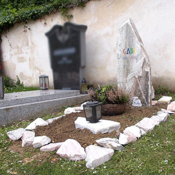 Zechmeister - Urnengrab aus Sölker Marmor mit bunten Buchstaben - Obermallebarn