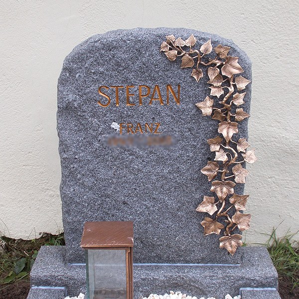 Zechmeister - Urnengrab aus Granit  mit gesprengten Außenkanten und Bronzeefeu - Mödring