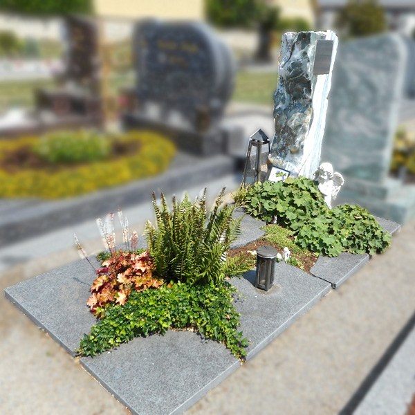 Zechmeister - Familiengrab mit eingearbeiteter Urnenaufbewahrung in der Grabsteinstele - Eggenburg