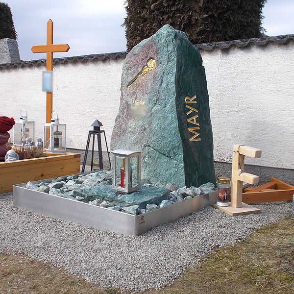 Zechmeister - Grüner Urnengrabstein mit Edelstahleinfassung und goldener Rose - Großweikersdorf