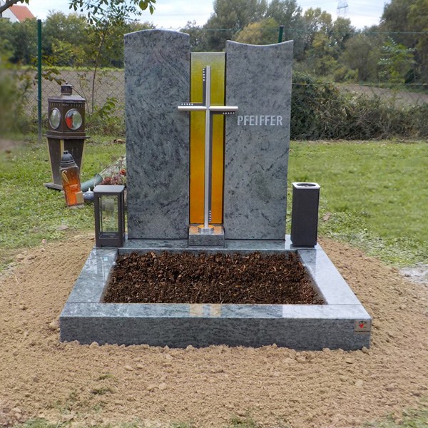 Zechmeister - Urnengrab mit Glasstele und Edelstahlkreuz