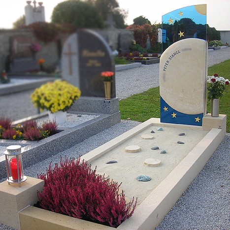 Zechmeister - Sandsteingrabstein mit blauem Glas und goldenen Sternen "der kleine Prinz" - Lanzenkirchen - Industrieviertel - Bucklige Welt