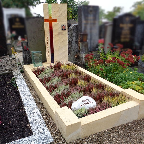 Zechmeister - Sandstein Stele mit buntem Glaskreuz und Glaslaterne - Kirchberg