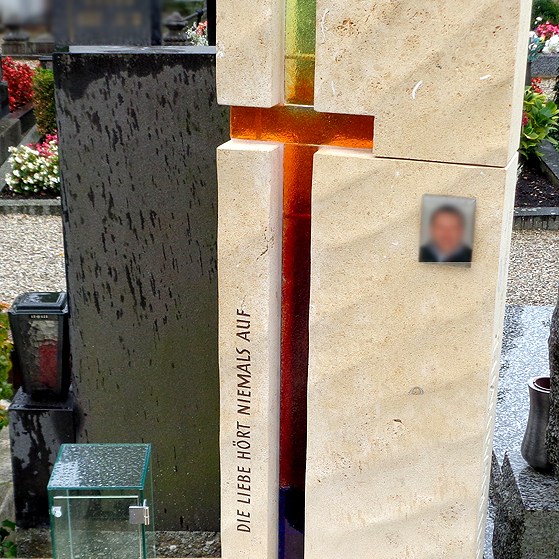 Zechmeister - Sandstein Stele mit buntem Glaskreuz und Glaslaterne - Kirchberg