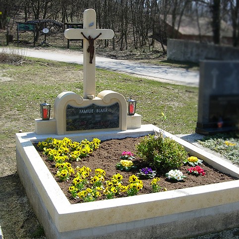 Zechmeister - Sandsteingrab mit Kreuzsockel und Sandsteinkreuz - Oberleis