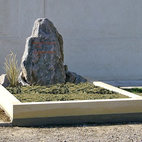 Zechmeister - Sandsteingrab mit Felsen - Hausleiten