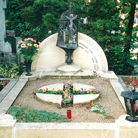 Zechmeister - Familiengrab aus Sandstein mit Kreuz aus Schmiedeeisen - Hollabrunn
