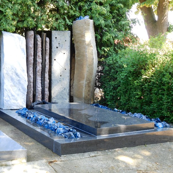 Zechmeister - Kreative Gruft mit Grabsteinstelen der 4 Elemente - von links nach rechts: Wasser - Feuer - Luft - Erde - Hollabrunn