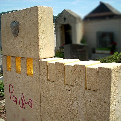 Zechmeister - Persönlicher Kindergrabstein mit Herzstein und Kinderzeichnung - Rossatz Krems