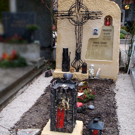 Zechmeister - Kindergrab aus Sandstein mit Schmiedeeisen und Glasplatte - Korneuburg