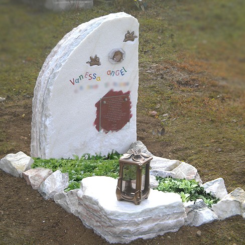 Zechmeister - Kindergrab mit Glasplatte, Glasfoto und Bronzeengerl - Hollabrunn