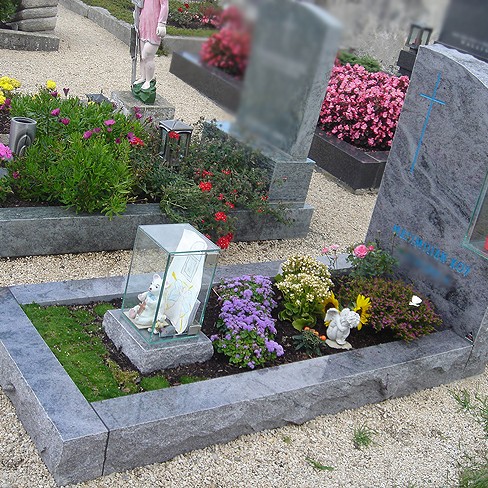 Zechmeister - Kindergrab mit Glaslaternen - Zellerndorf