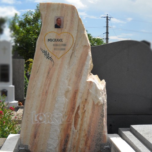 Zechmeister - Grabstein eines jung Verstorbenen mit graviertem Tatoo - Gumpoldskirchen