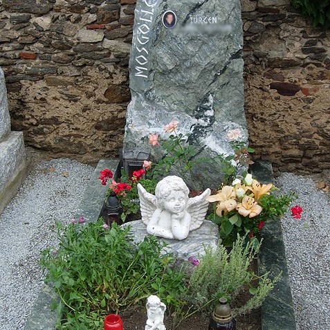 Zechmeister - Felsen Grabstein eines jung Verstorbenen mit Lebensspirale - Gars am Kamp