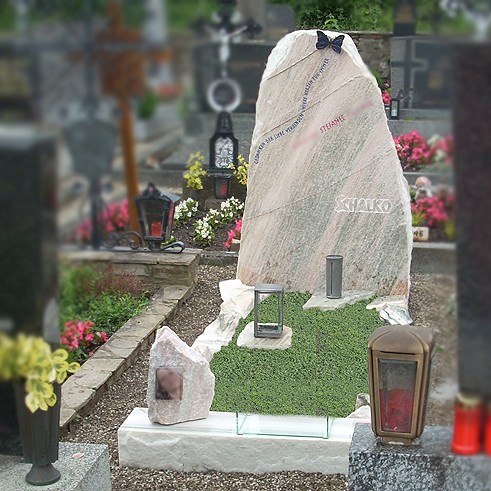 Zechmeister - Grabstein einer jung Verstorbenen mit Glasfoto und Schmetterling aus Bronze - Plank am Kamp - Waldviertel