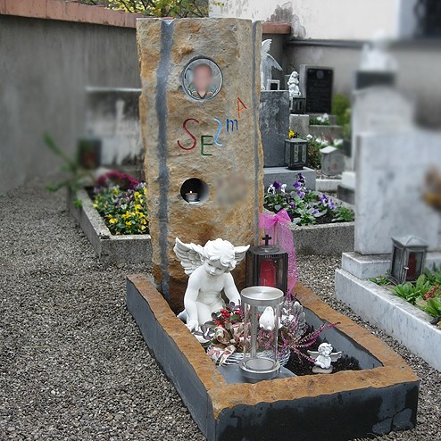 Zechmeister - Babygrab mit bunten Buchstaben und Nische für Kerzen - Frankenfels - Mostviertel