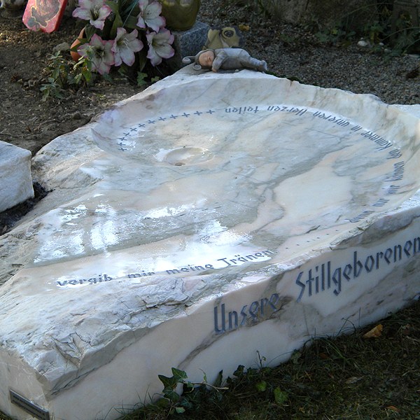 Zechmeister - Stillgeborenen Denkmal mit Sinnspruch - Hollabrunn