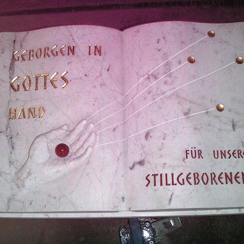 Zechmeister - Grabsteine für Stillgeborene in Buchform mit handwerklich gearbeiteter Hand  - Großweikersdorf
