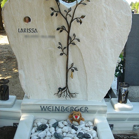 Zechmeister - Kindergrabstein mit Schmetterling aus Glas und Lebensbaum aus Schmiedeeisen - Stetteldorf am Wagram