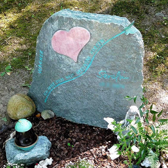 Zechmeister - Kinder Grabstein mit Rosenquarzherz und Bronzeschmetterling - Wien Neustift