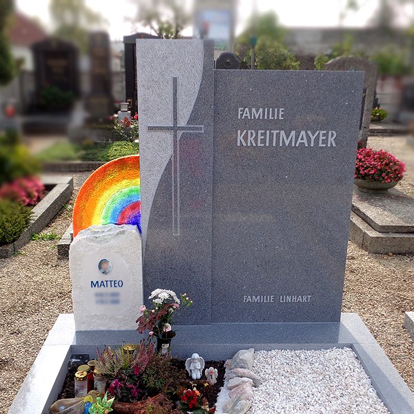 Zechmeister - Familiengrab mit Felsen Kindergrabstein und Regenbogen aus Glas - Leitzersdorf