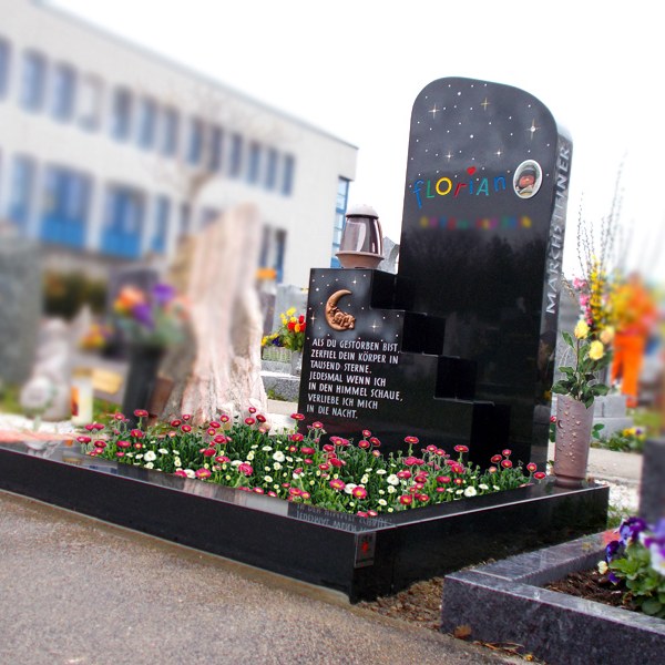 Zechmeister - Baby Grabstein mit bunter Inschrift, Bronzemond und liebevollem Spruch - Wien Kagran