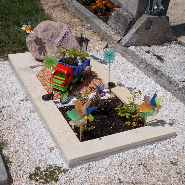 Zechmeister - Kindergrab aus Sandstein mit rotem Findling - Zellerndorf