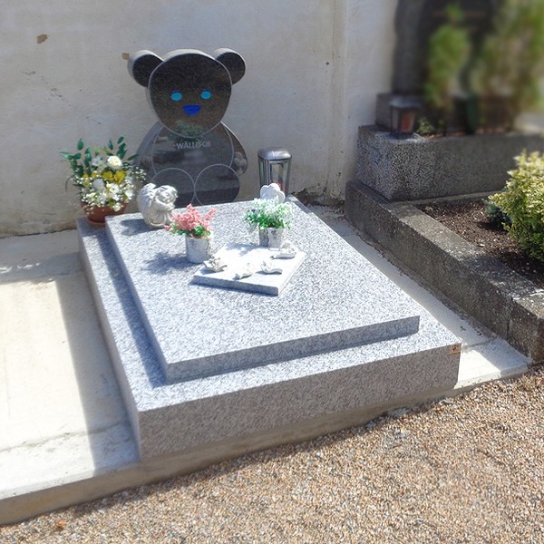 Zechmeister - Kindergrab mit Grabstein in Form eines Bären - Ziersdorf