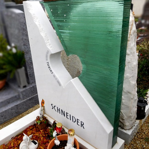 Zechmeister - Kindergrab aus hellem Marmor und geschichtetem Glas, und Herzmotiv - Sierndorf