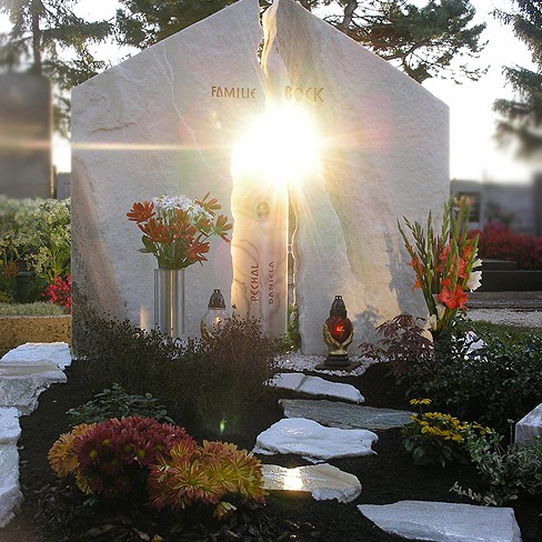 Zechmeister - Individueller Grabsteine aus Marmor mit Durchbruch und eigener Stele für eine jung Verstorbene  - Weinviertel