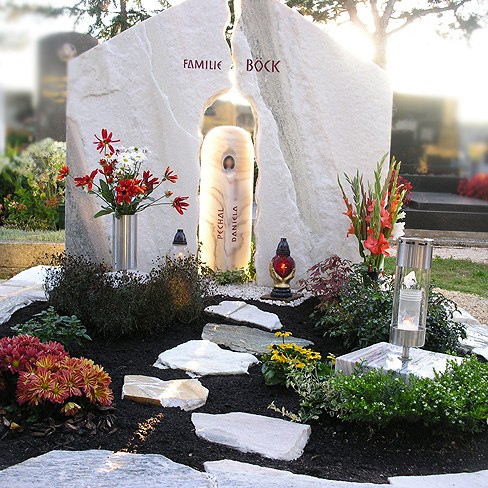 Zechmeister - Individuelles Grab aus Marmor mit Durchbruch und eigener Stele für eine jung Verstorbene  - Weinviertel