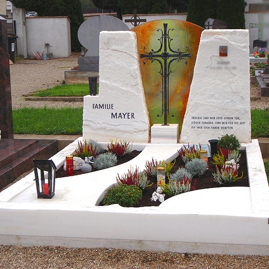Zechmeister - Helles Marmorgrab mit buntem Glas und Kreuz aus Schmiedeeisen  - Ziersdorf