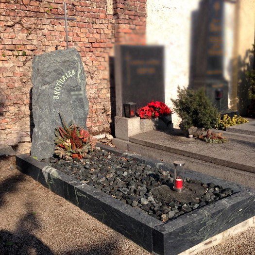 Zechmeister - Felsengrab aus dunkelgrünem Marmor mit Edelstahlkreuz - Korneuburg