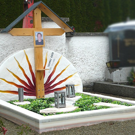 Zechmeister - Felsengrab mit halbrundem Grabstein und färbiger Sonne - Johannesberg