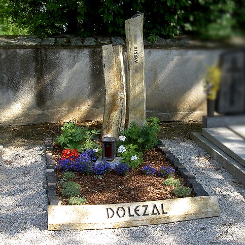 Zechmeister - Grabstein Stelen aus Basalt - Maissau