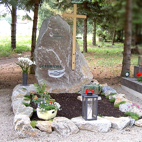 Zechmeister - Felsen Grabstein mit handwerklich gearbeitetem Motiv - Hollabrunn