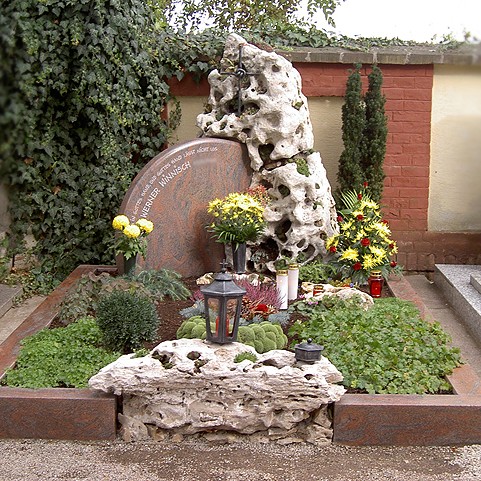 Zechmeister - Individuelles Grab aus zwei ganz unterschiedlichen Materialien - Hollabrunn