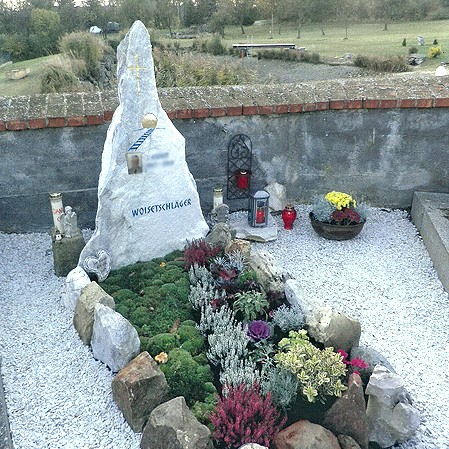 Zechmeister - Felsengrab mit Himmelsleiter, Sonne und Einfassung aus Findlingen - Horn - Waldviertel