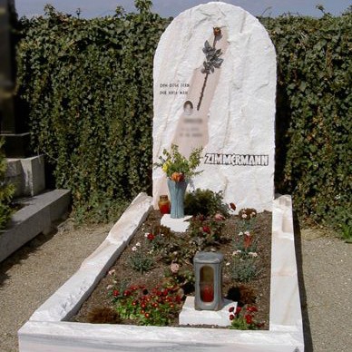 Zechmeister - Helles Marmorgrab mit Bronzerose - Klein Meiselsdorf